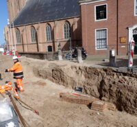 Foto 2: Tegenover de ingang van de Pastorie van de Oude Kerk is de fundering van een oude muur zichtbaar. Vermoedelijk gaat het om de oude zuidelijke grens van het kerkhof (foto: Archeologie Den Haag).